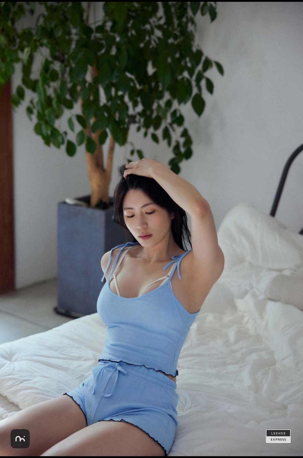 Ánh mắt sexy của Min.E khiến người xem ngẩn ngơ