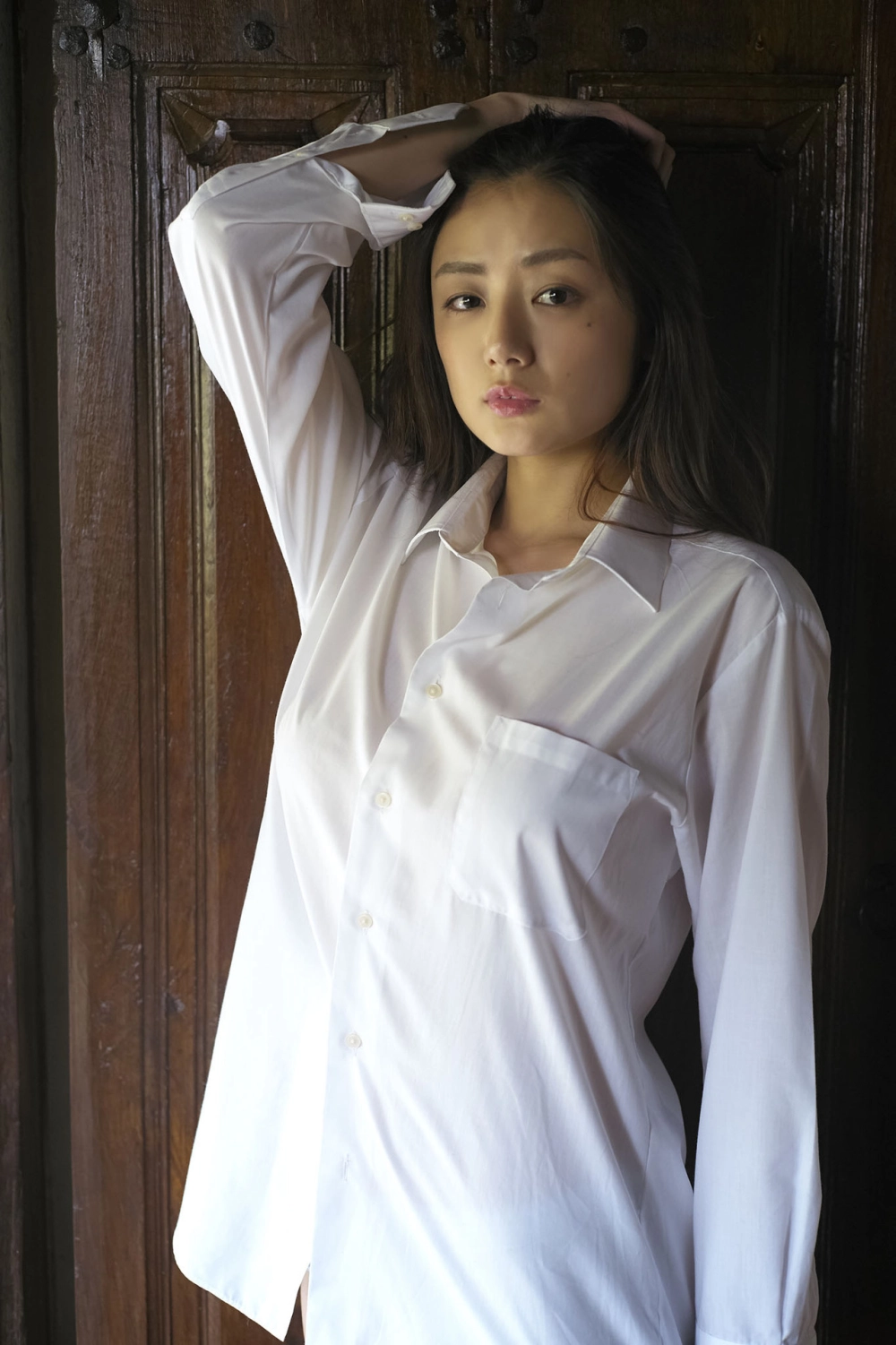 Nét gợi cảm tinh tế của Moemi Katayama làm khung hình thêm phần quyến rũ