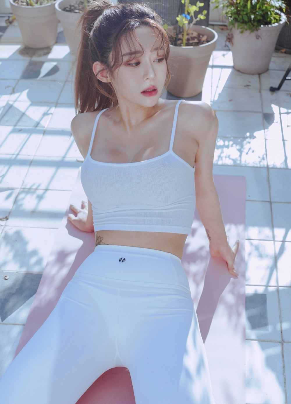 Rahee khoe dáng quyến rũ khiến fan ngẩn ngơ