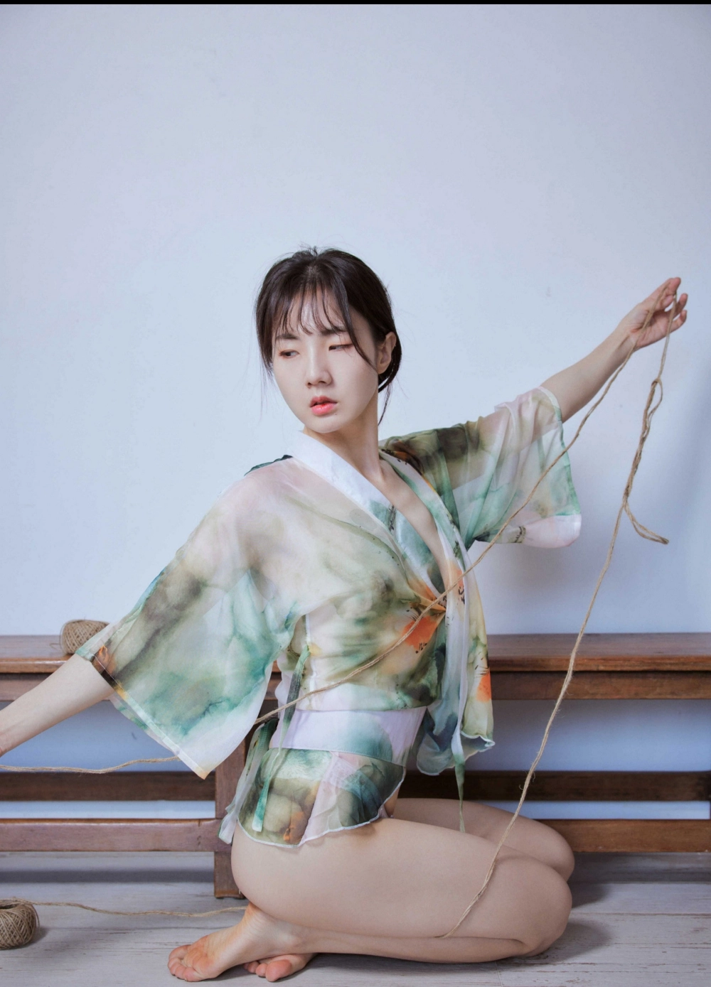 Nét đẹp gợi cảm của Ray khiến người xem không thể rời mắt