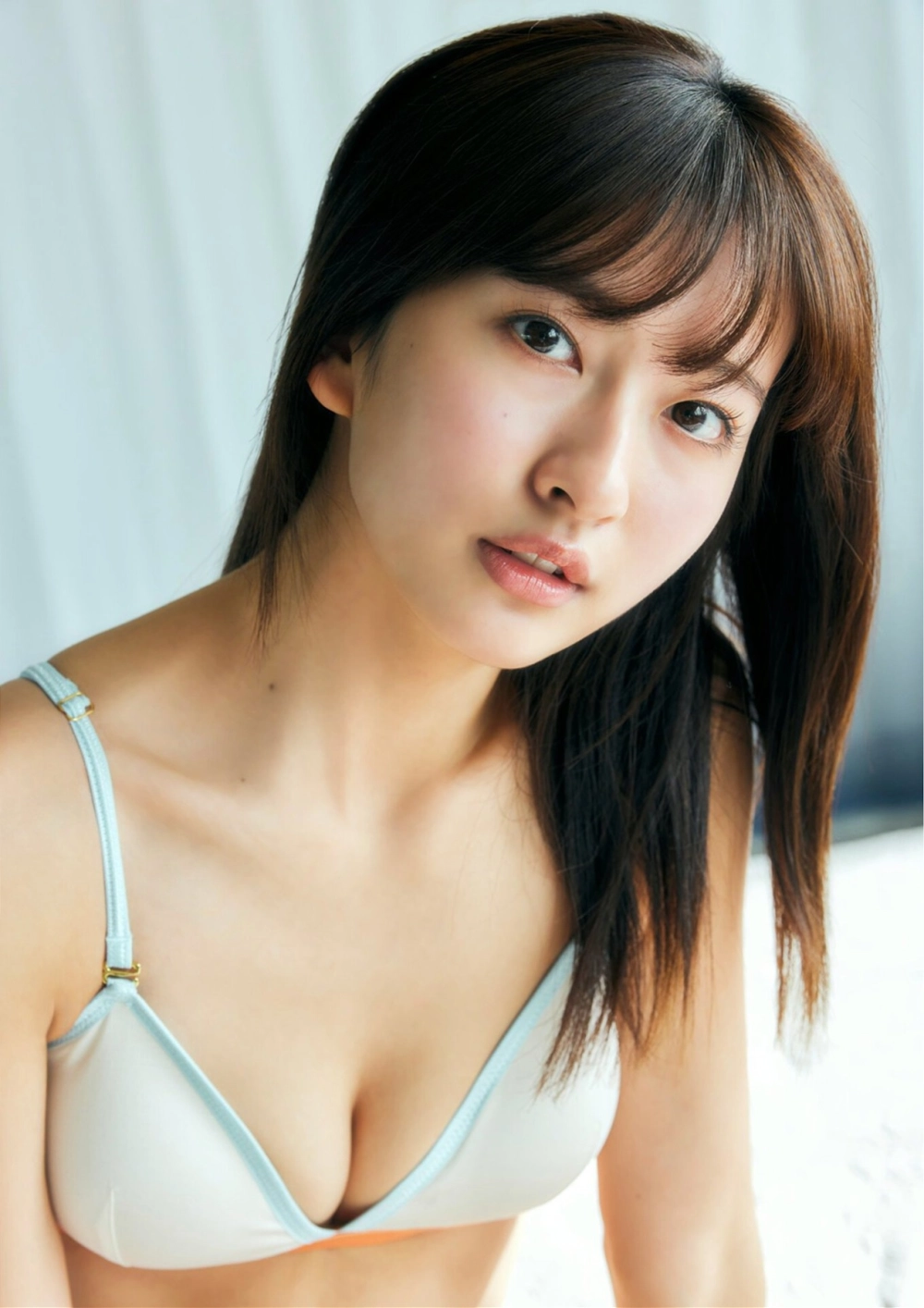 Vẻ đẹp nóng bỏng của Rina Saitou khiến tim người loạn nhịp