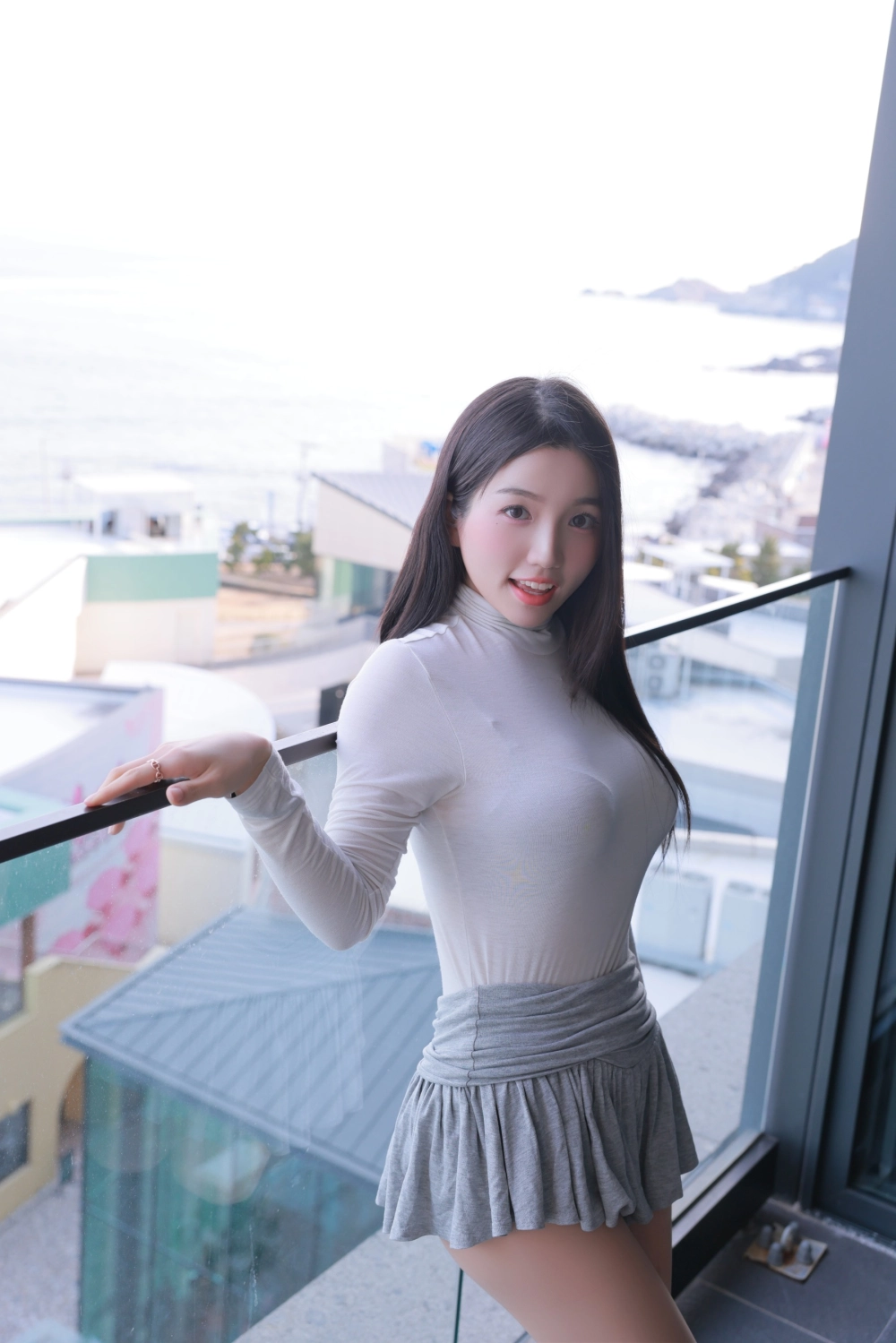 Ánh mắt sexy của YOONVELY khiến người xem ngẩn ngơ