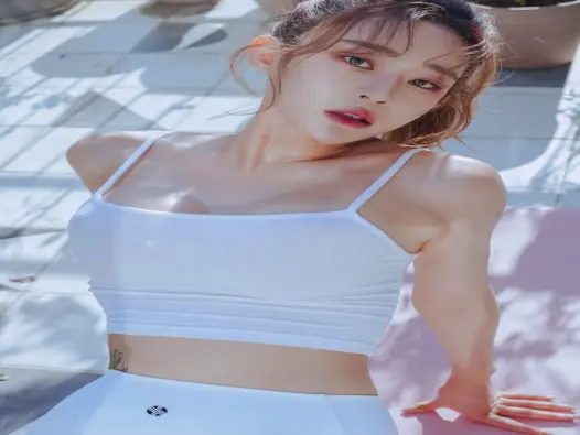 Rahee sexy tự tin khoe dáng chuẩn cùng ánh nhìn mê hoặc