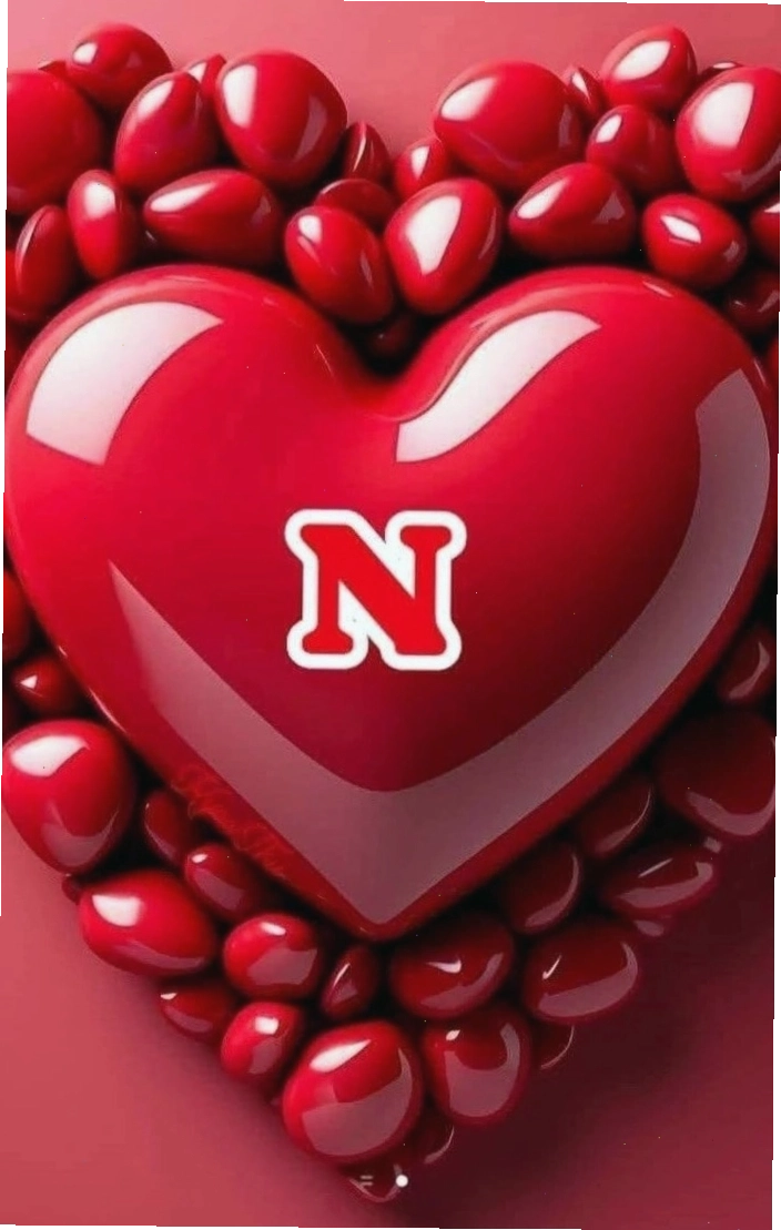 Avatar chữ N chủ đề Valentine với trái tim và gam màu đỏ