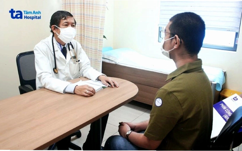 Bác sĩ tư vấn cho bệnh nhân về phác đồ điều trị máu nhiễm mỡ