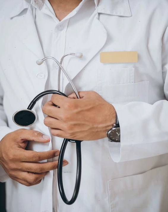 Bác sĩ tư vấn và đưa ra liệu trình điều trị phù hợp
