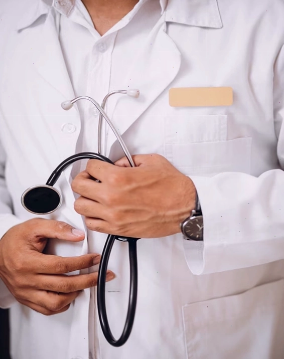 Bác sĩ tư vấn và lựa chọn phương pháp điều trị cho bệnh nhân ung thư
