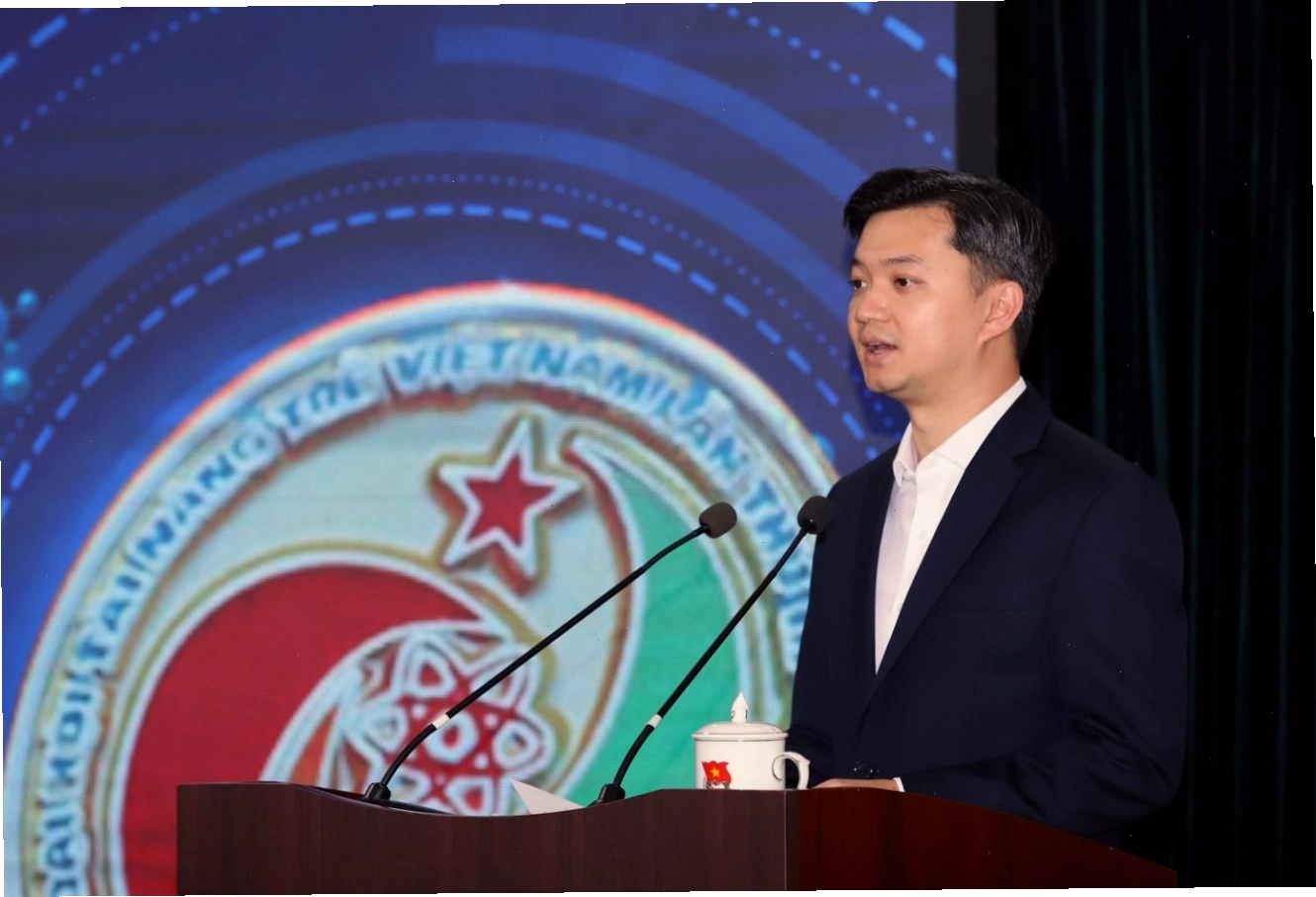 Bể nuôi rùa cảnh với đầy đủ các yếu tố cần thiết như nước, khu vực cạn và đèn sưởi