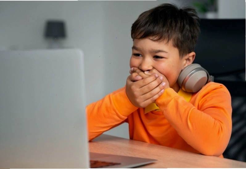 Bệnh tic ở trẻ là một rối loạn vận động gây ra những cử động không kiểm soát