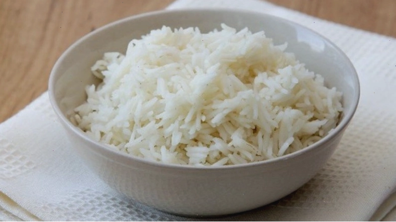 Cá ăn cơm nguội và vụn bánh mì như một phần bổ sung dinh dưỡng