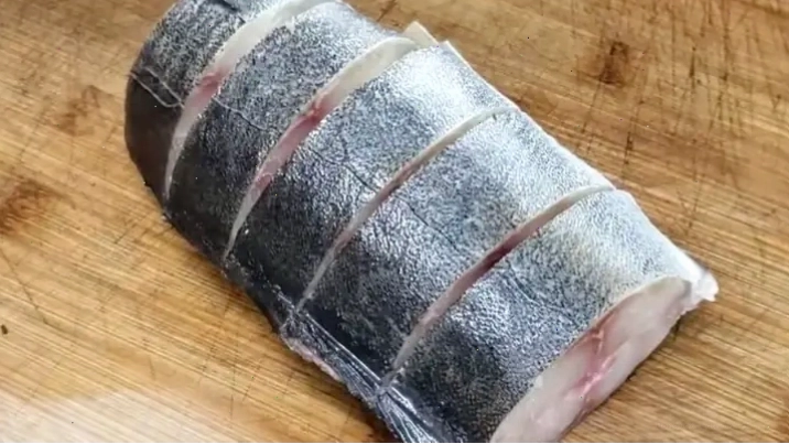 Cá bớp săn mồi gần đáy biển