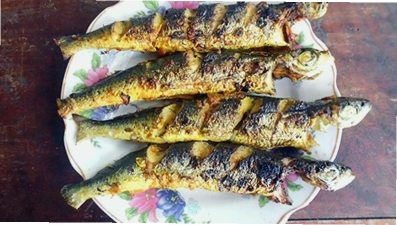 Cá chuồn nướng nghệ tỏi ớt cay thơm