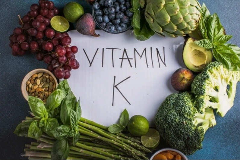 Cần theo dõi và kiểm soát lượng vitamin K dung nạp vào cơ thể