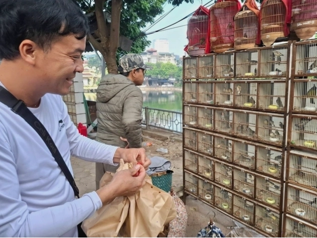 Cảnh mua bán nhộn nhịp tại Chợ Chim Hà Đông