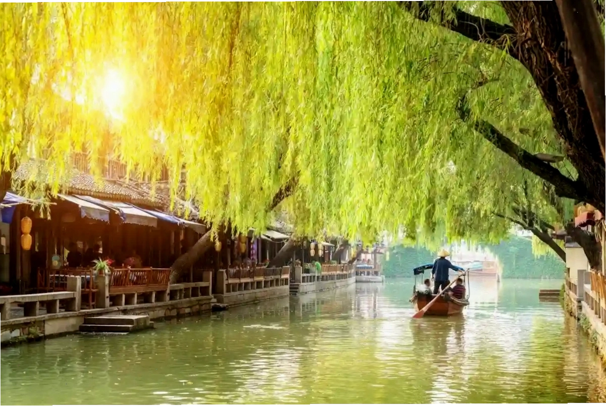 Cảnh quan non nước hữu tình tại một khu du lịch