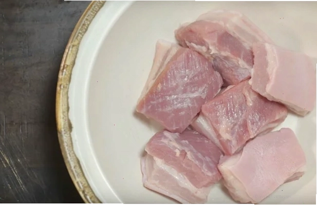 Cắt thịt ba chỉ thành những khối vuông lớn vừa ăn