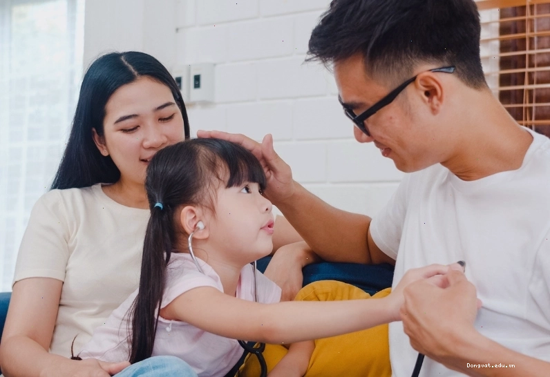 Cha mẹ hãy cố gắng kiên nhẫn và tránh tạo áp lực cho con khi bị tic