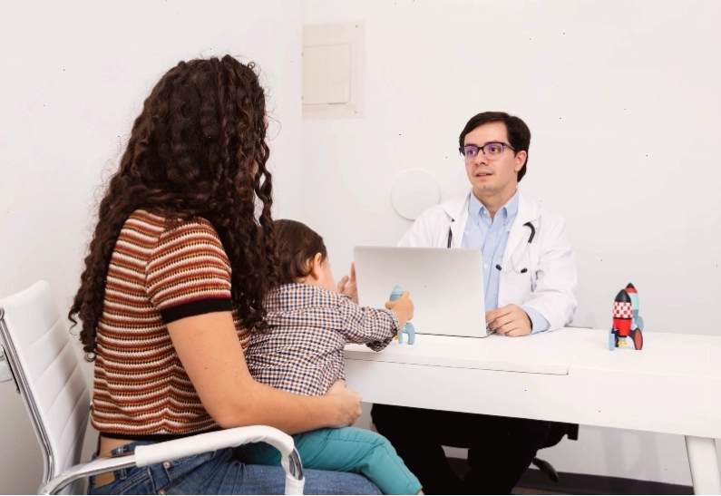 Cha mẹ nên đưa trẻ đến gặp bác sĩ chuyên khoa để được chẩn đoán và tư vấn điều trị bệnh tic