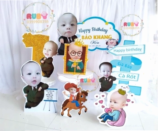 Chibi bé trai 1 tuổi với bánh kem và nến