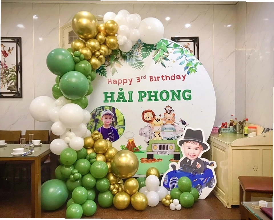 Chibi bé trai với chủ đề ô tô