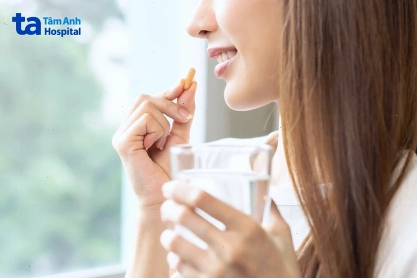 Chuyên gia tâm lý đang hỗ trợ bệnh nhân điều trị rối loạn stress sau sang chấn