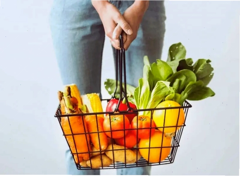Cô gái ngồi một mình nhìn ra cửa sổ, thể hiện tâm trạng buồn