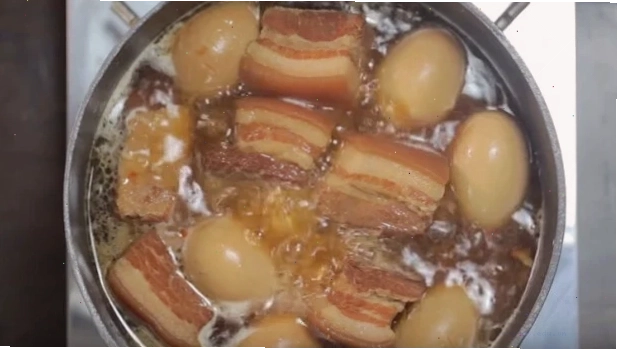 Đổ nước dừa tươi ngập mặt thịt khi bắt đầu kho