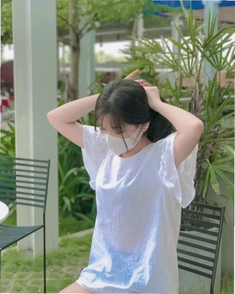 Em gái xinh đẹp che mặt bằng khẩu trang, ánh mắt thể hiện nét dịu dàng