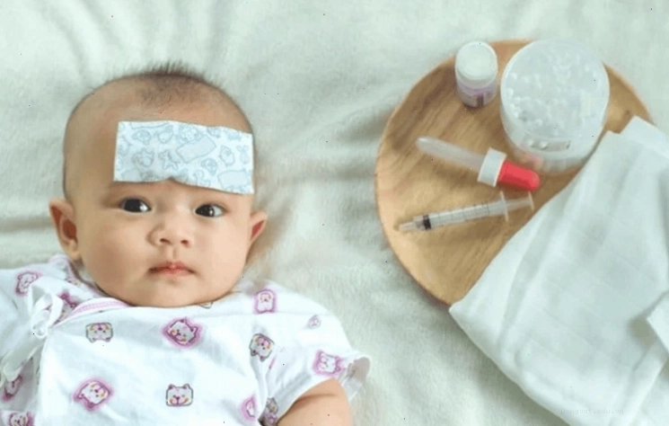 Hạ sốt cho trẻ là biện pháp quan trọng để ngăn ngừa biến chứng của bệnh tay chân miệng