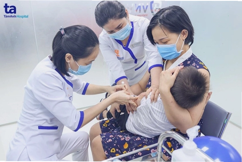 Hình ảnh người đang tiêm vắc-xin phòng viêm gan A