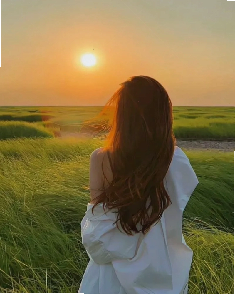 Hot girl che mặt ngắm hoàng hôn, tạo không khí lãng mạn với ánh sáng vàng