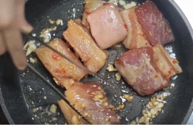 Kho rim thịt dưới lửa nhỏ để gia vị thấm đều