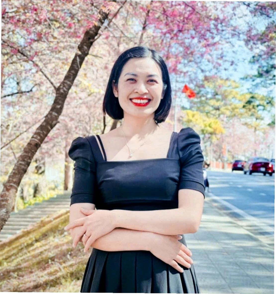 Lý Huyền và Ngọc Giang bên cạnh rùa núi vàng