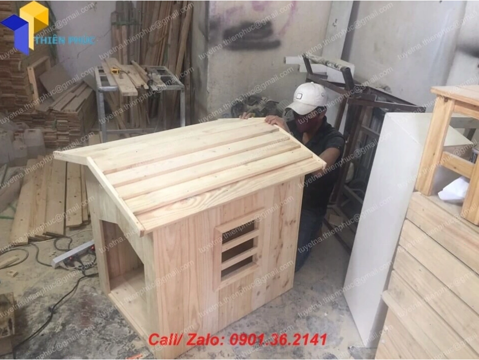 Mẫu chuồng chó bằng gỗ với thiết kế cửa sổ và mái dốc độc đáo
