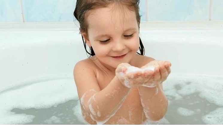 Mẹ hướng dẫn con gái vệ sinh vùng kín đúng cách