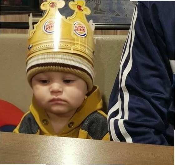 Meme em bé buồn chán với biểu cảm đáng yêu