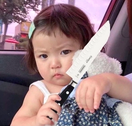 Meme em bé cầm dao dọa dẫm cực hài hước