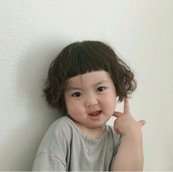 Meme em bé cười tươi vui tràn đầy năng lượng