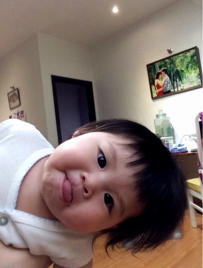 Meme em bé cute hài hước thể hiện nhiều cung bậc cảm xúc
