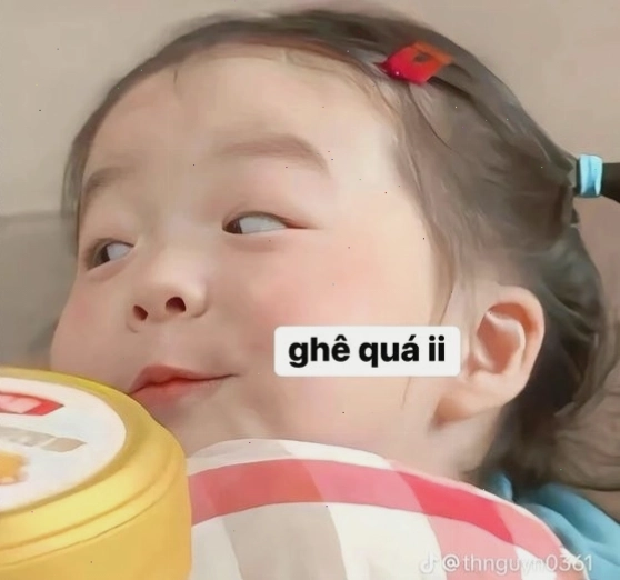 Meme em bé đang chọc ghẹo ai đó rất tinh nghịch