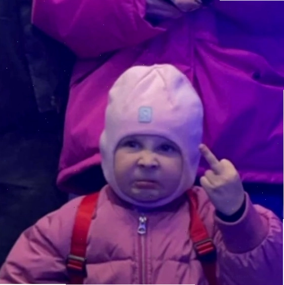 Meme em bé với biểu cảm như đang "chửi" rất hài hước