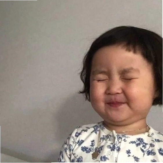 Meme em bé với nụ cười xinh xắn và đáng yêu