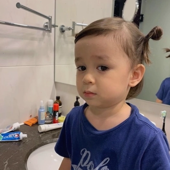 Meme em bé với vẻ mặt đánh giá ai đó