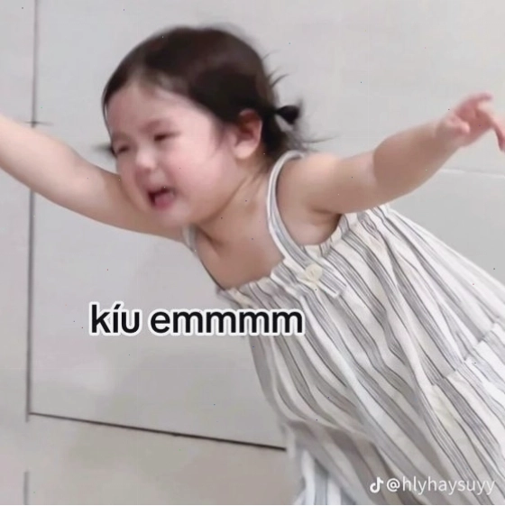 Meme em bé với vẻ mặt ngơ ngác vô cùng dễ thương