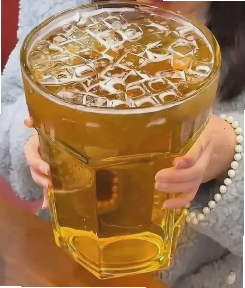 Meme hài hước với ly bia khổng lồ thể hiện sự yêu thích đồ uống quá mức
