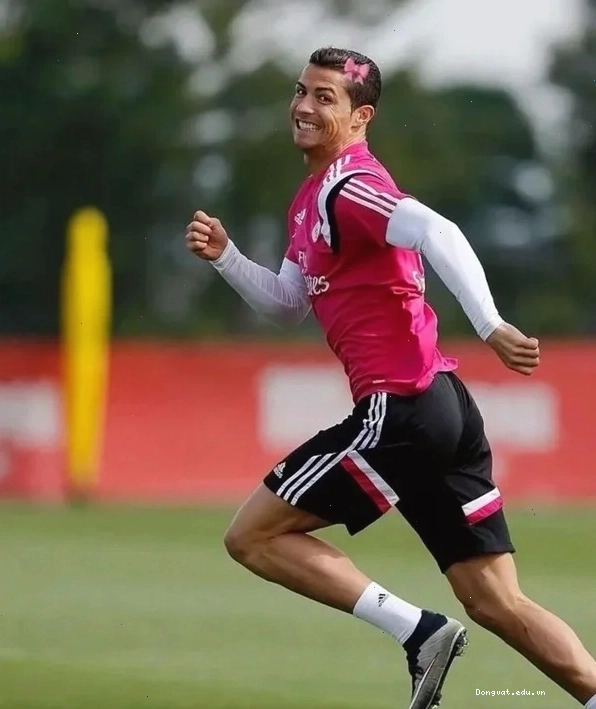 Meme Ronaldo nhún nhảy