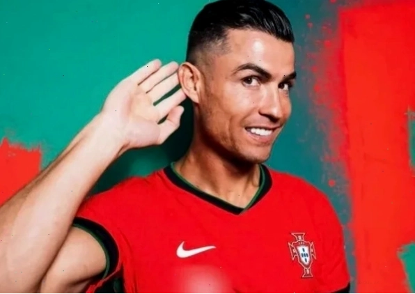 Meme Ronaldo với biểu cảm ăn mừng Siuu