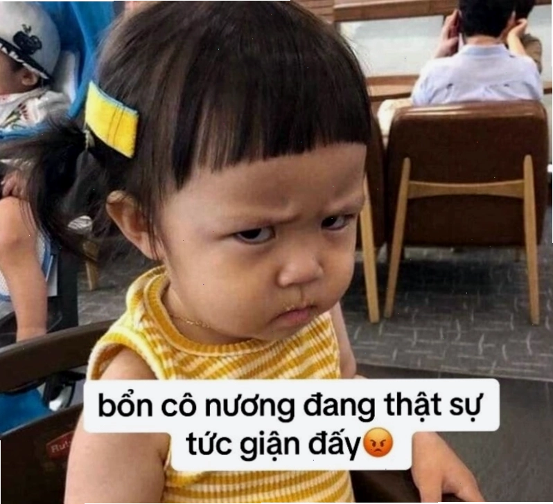 Meme trẻ em tức giận với vẻ mặt phụng phịu