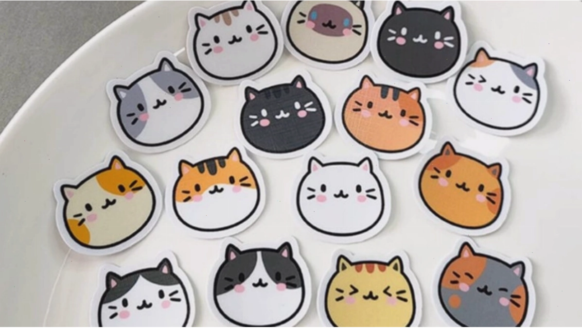 Mèo chibi đang chơi đùa với quả bóng len