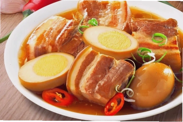 Món thịt kho tàu hoàn thiện với màu sắc nâu đỏ hấp dẫn